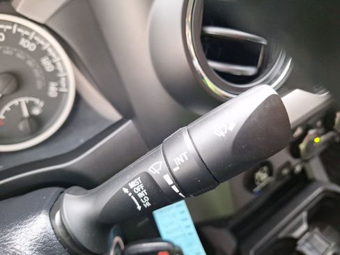 Used 2022 Toyota Tacoma SR5 RWD image 23