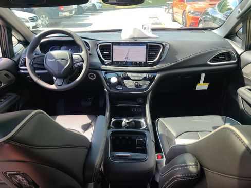 New 2023 Chrysler Pacifica Limited w/ Uconnect Theater Family Group image 40