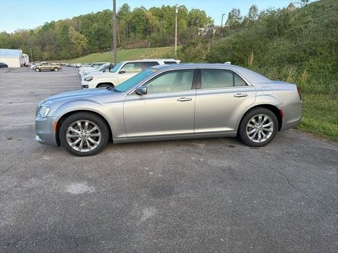 Used 2018 Chrysler 300 Touring L image 4