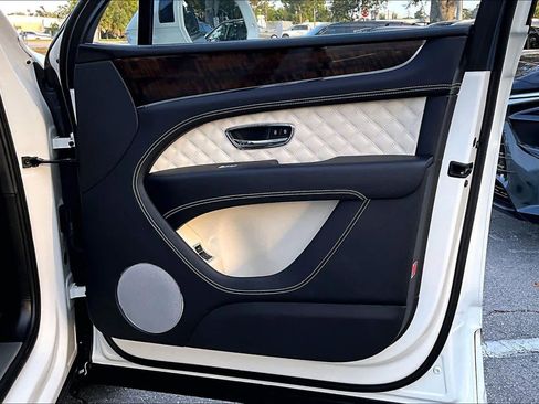 Used 2021 Bentley Bentayga image 25