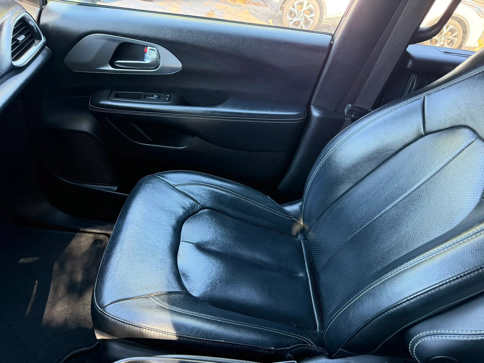 Used 2020 Chrysler Pacifica Touring-L w/ S Appearance Package FWD image 21