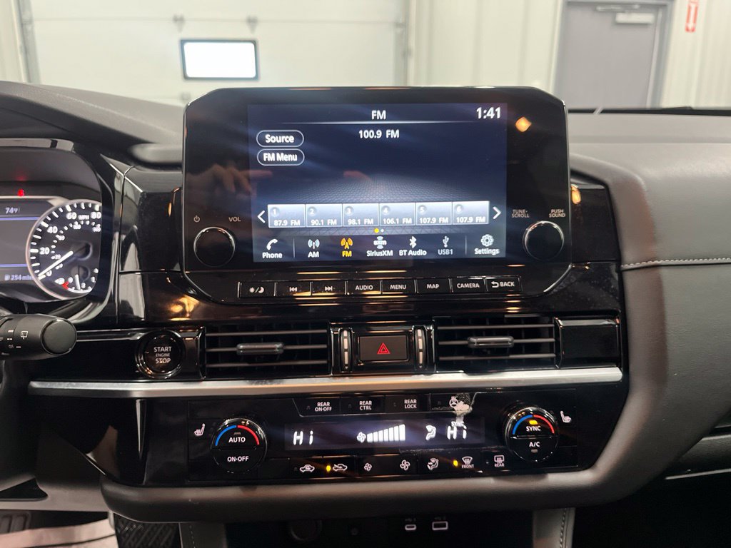 Used 2025 Nissan Pathfinder SL AWD/4WD image 23
