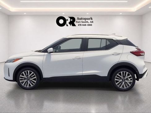 Used 2023 Nissan Kicks SV FWD image 3