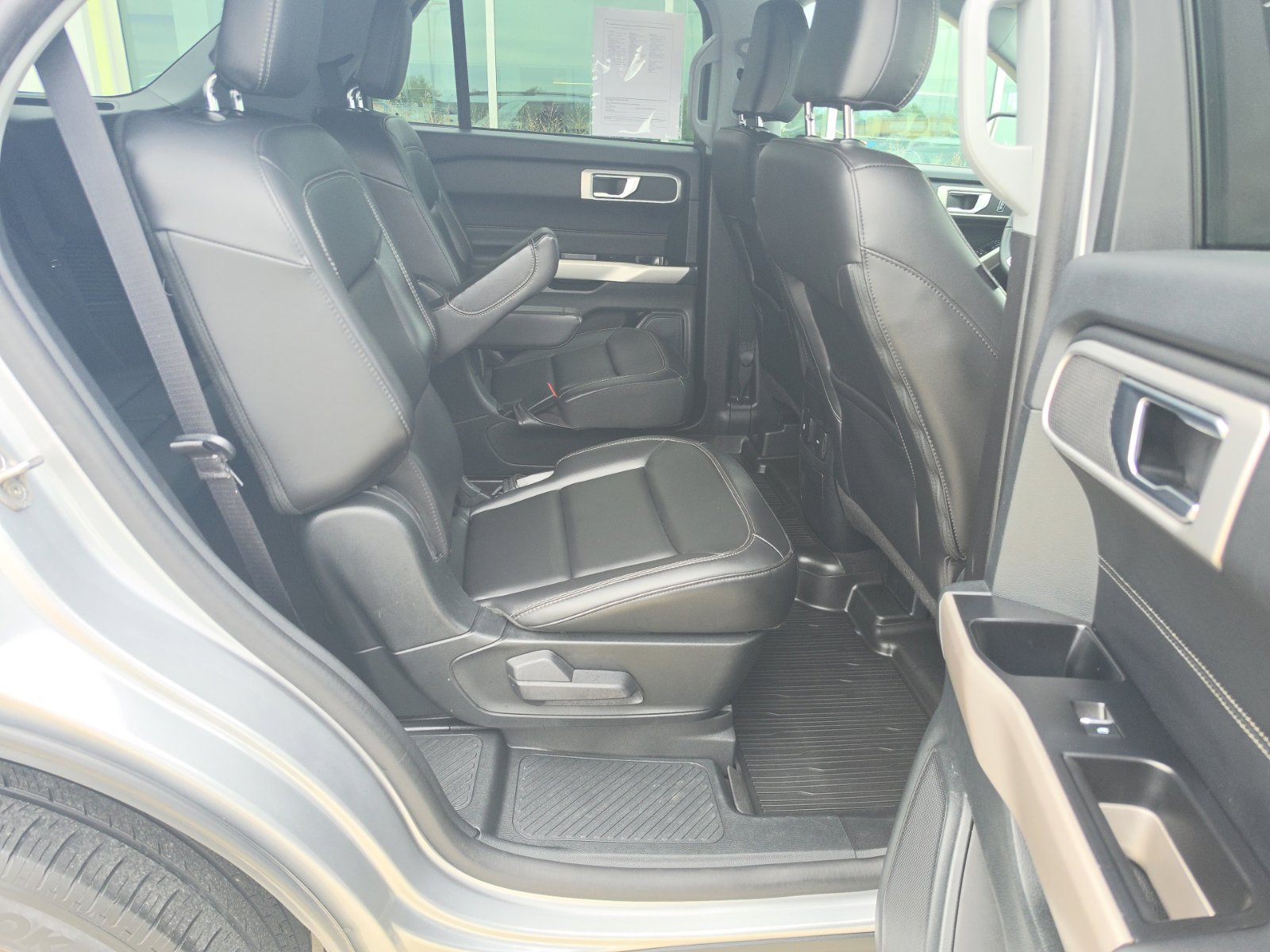 Used 2023 Ford Explorer XLT w/ Equipment Group 202A AWD/4WD image 15