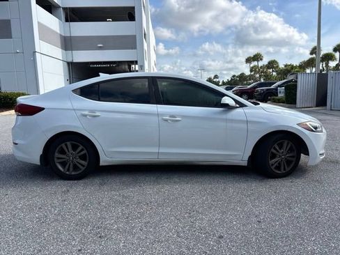 Used 2017 Hyundai Elantra SE FWD image 2