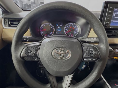 Used 2021 Toyota RAV4 LE image 18