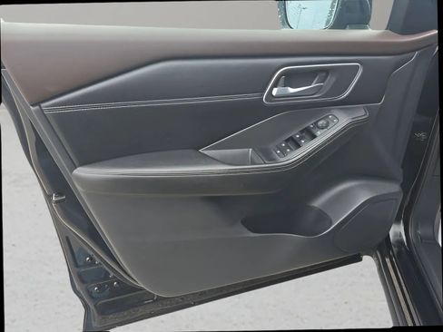 Used 2021 Nissan Rogue SV image 9