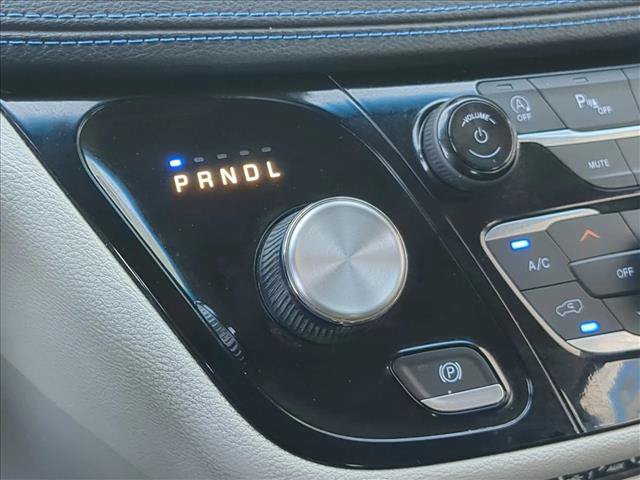 Used 2021 Chrysler Pacifica Touring FWD image 12
