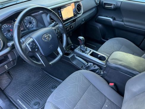 Used 2016 Toyota Tacoma TRD Off-Road w/ Premium & Technology Package AWD/4WD image 13