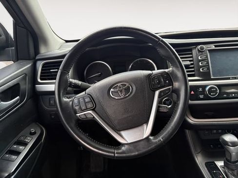 Used 2018 Toyota Highlander XLE FWD image 12