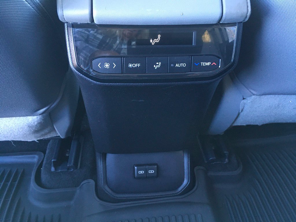 Used 2023 Toyota Highlander L FWD image 24