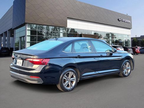 Used 2024 Volkswagen Jetta SE FWD image 2