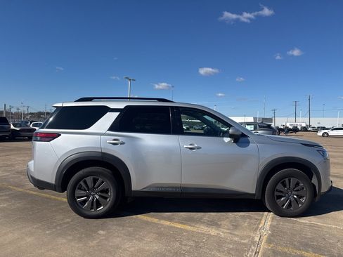 Certified 2024 Nissan Pathfinder SV image 11