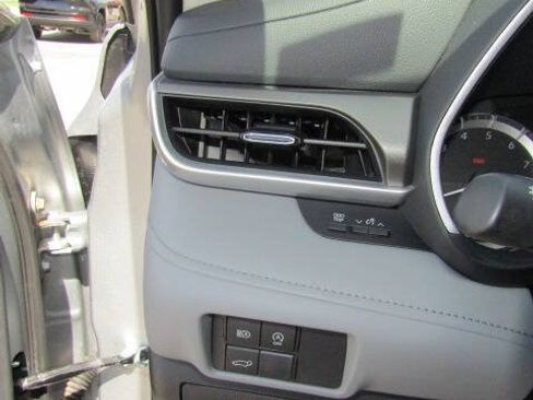 Used 2025 Toyota Highlander XLE AWD/4WD image 18