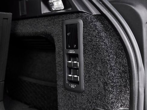 Used 2025 Land Rover Range Rover Long Wheelbase SE image 16