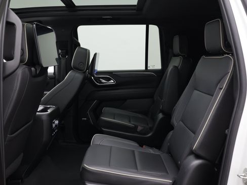Used 2023 GMC Yukon XL SLT AWD/4WD image 46