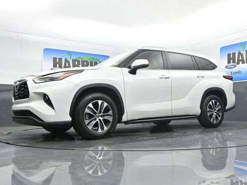 Used 2023 Toyota Highlander XLE FWD image 22