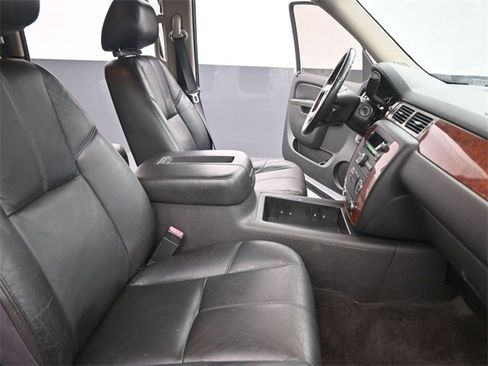 Used 2011 Chevrolet Suburban LT image 28