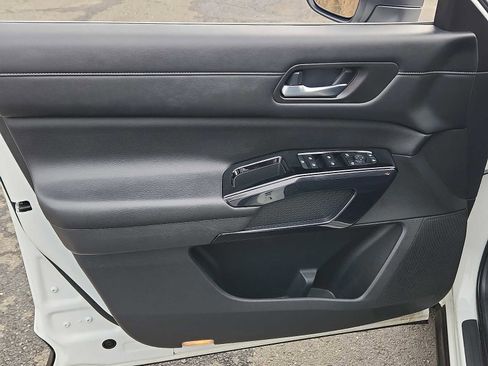 Used 2022 Nissan Pathfinder S image 11