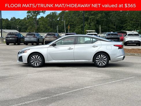 Used 2024 Nissan Altima 2.5 SV FWD image 2