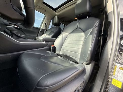 Used 2023 Toyota Highlander XLE image 11
