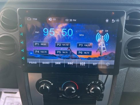 Used 2010 Jeep Commander Sport image 23