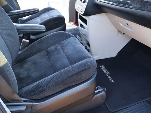 Used 2015 Dodge Grand Caravan American Value Package w/ UConnect Hands-Free Group image 28