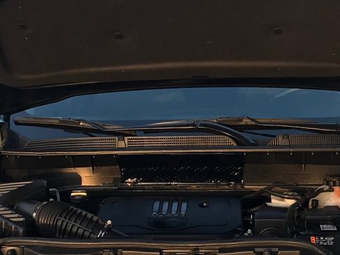 Used 2023 GMC Acadia SLE w/ Driver Convenience Package image 8