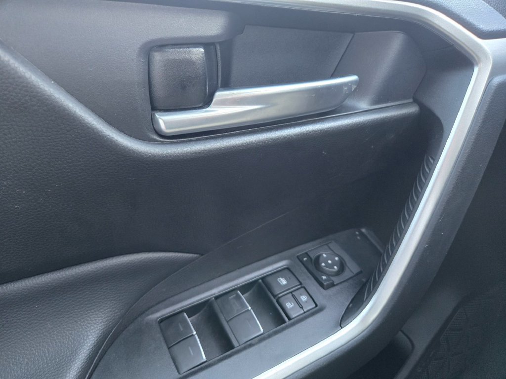 Used 2025 Toyota RAV4 XLE FWD image 13