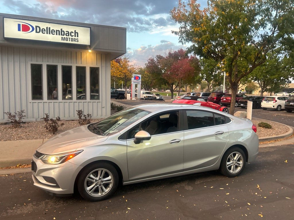 Used 2017 Chevrolet Cruze LT FWD image 1