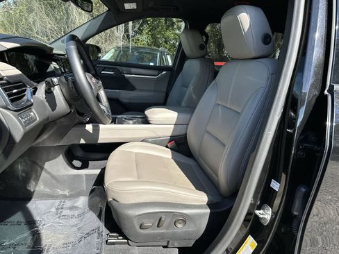 Used 2024 GMC Acadia Elevation image 10