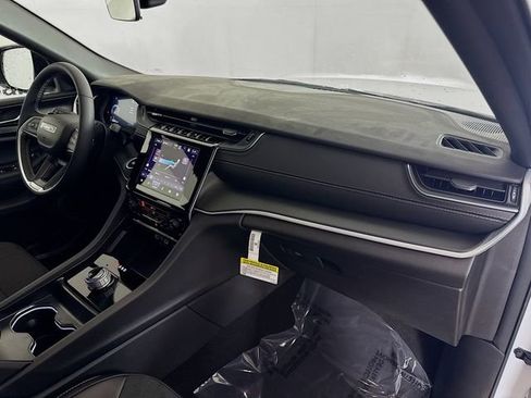 New 2025 Jeep Grand Cherokee Altitude image 28