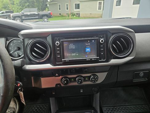 Used 2017 Toyota Tacoma SR5 RWD image 4