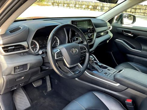 Used 2022 Toyota Highlander XLE image 8