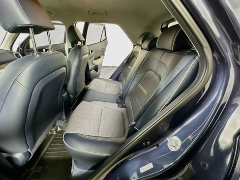 Used 2021 Hyundai Venue FWD image 13