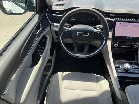 Used 2022 Jeep Grand Cherokee Overland w/ Luxury Tech Group IV AWD/4WD image 12