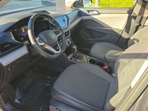 Certified 2022 Volkswagen Taos SE image 13