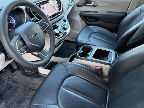 Used 2023 Chrysler Pacifica Touring-L FWD image 7