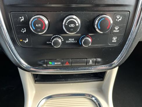 Used 2019 Dodge Grand Caravan SXT FWD image 18