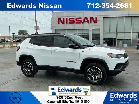 Used 2025 Jeep Compass Trailhawk AWD/4WD image 1