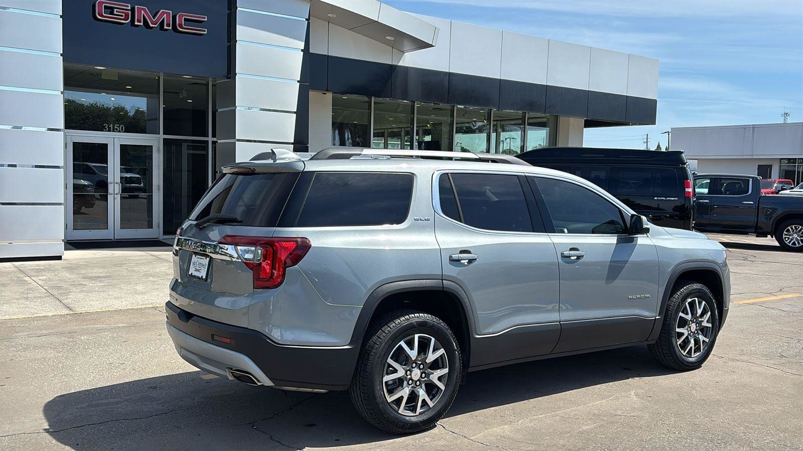Certified 2023 GMC Acadia SLE w/ Driver Convenience Package FWD image 7