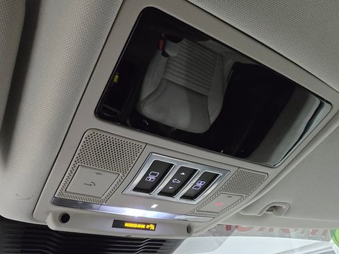 Used 2025 Land Rover Discovery S image 30