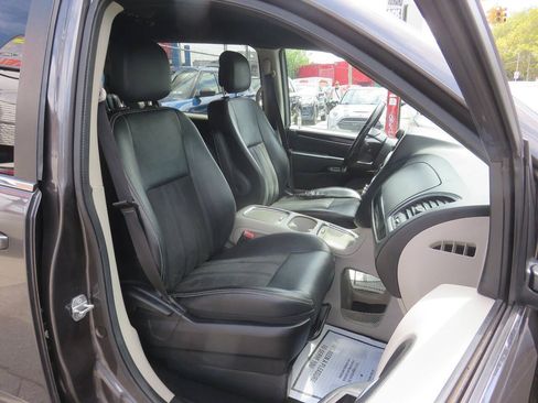 Used 2019 Dodge Grand Caravan SXT FWD image 11