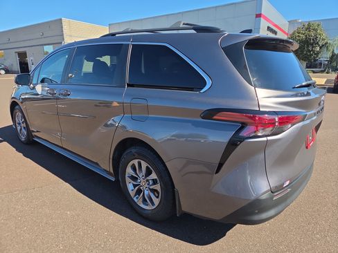Certified 2021 Toyota Sienna LE image 5