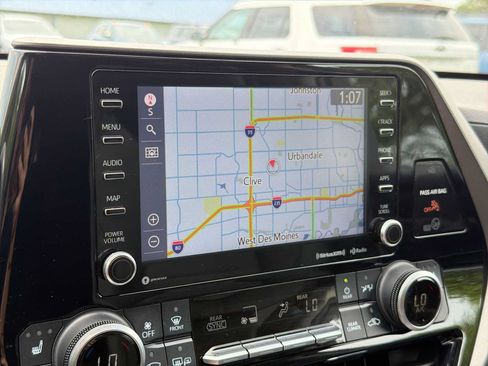 Used 2021 Toyota Highlander XLE AWD/4WD image 24