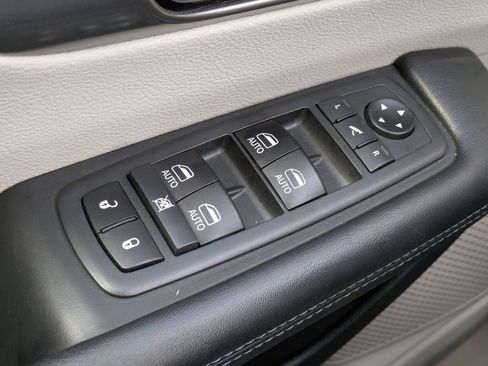 Used 2019 Chrysler Pacifica Limited image 26