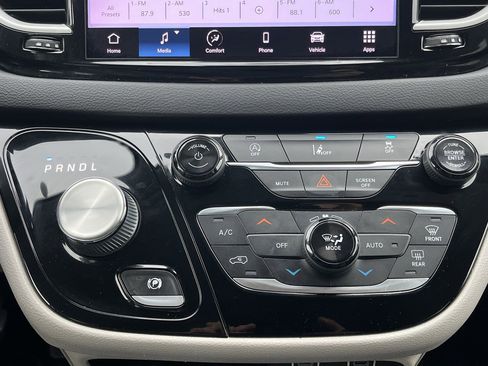 Used 2022 Chrysler Pacifica Touring-L image 5