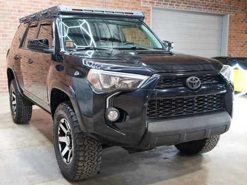 Used 2017 Toyota 4Runner TRD Off-Road image 4