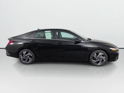 Used 2026 Hyundai Elantra Limited FWD image 7