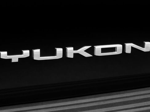 Used 2021 GMC Yukon Denali w/ Denali Premium Package image 9